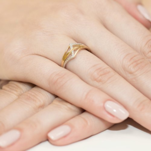 Pierścionek z Brylantami 0,03ct z żółtego złota próby 585. W-0114